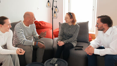 Daniel und Fabiola (Mitte) bei einer Team-Besprechung