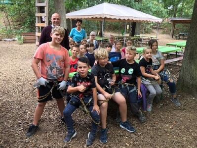 Die Gruppe macht Pause: dank eines Eises geht es aber gleich weiter
