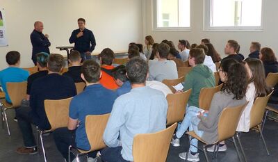 zu Gast bei bestens vorbereiteten Schülerinnen und Schülern an der Markus-Realschule: Daniel Born MdL